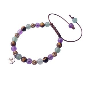 Een geknoopte armband met bruin koord met amethist, tijgeroog, aventurijn en goudkleurige rhinestone kralen.