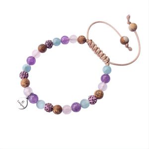 Een geknoopte armband met lichtbruin/beige koord met groene angeliet, amethist, rozenkwarts, jaspis en paarse rhinestone kralen.