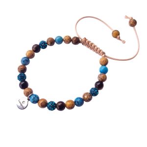 Een geknoopte armband met lichtbruin/beige koord met jaspis, blue crazy agaat, rode tijgeroog en blauw/groene rhinestone kralen.