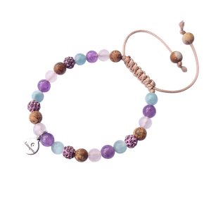 Een geknoopte armband met lichtbruin/beige koord met groene angeliet, amethist, rozenkwarts, jaspis en paarse rhinestone kralen.