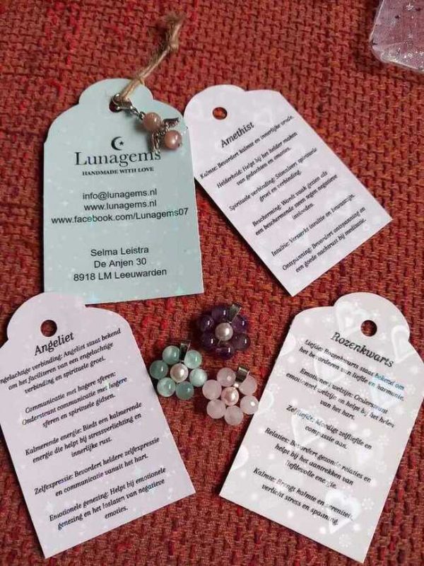 3 Bloemhangers met groene angeliet, rozenkwarts, amethist en Swarovski parel met 4 kaartjes met betekenis van de steen.