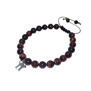 Een geknoopte armband met zwart koord, rode tijgeroog kralen en een kat bedel.