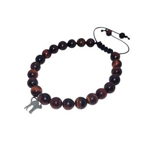 Een geknoopte armband met zwart koord, rode tijgeroog kralen en een kat bedel.