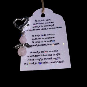 Donkerzilverkleurig beschermengeltje van rozenkwarts met een kaartje met een zelfgeschreven troostgedicht.