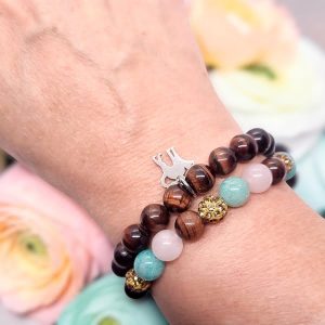 Armbandenset met rode tijgeroog, rozenkwarts, amazoniet, goudkleurige rhinestone kralen en een armband met rode tijgeroog en rvs katbedel.
