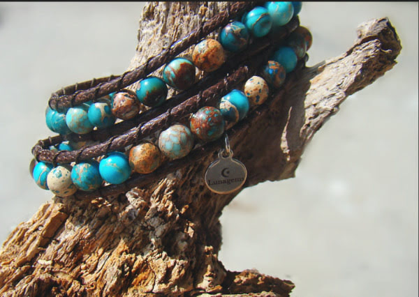 Wrap armband met bruin koord met bruine en blauwe jaspis kralen