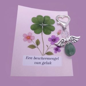 Beschermengel van aventurijn en bergkristal met kaartje met bloemen en klavertje 4