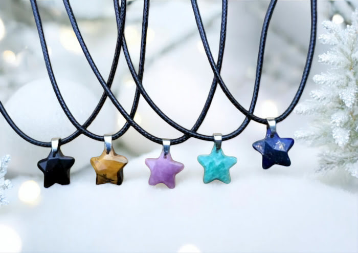 Vijf kettingen van zwart waxkoord met sterhanger obisidiaan, tijgeroog, amethist, amazoniet en lapis lazuli