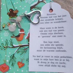 Troostengeltje rozenkwarts met kerstgedicht een lege stoel