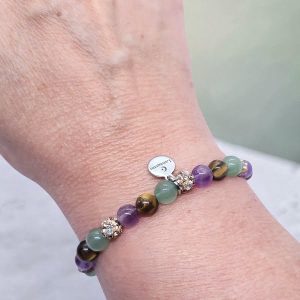 Geknoopte armband met bruin koord en amethist, tijgeroog, aventurijn en glitter kralen