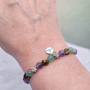 Geknoopte armband met bruin koord en amethist, tijgeroog, aventurijn en strass kralen