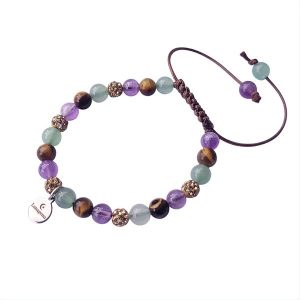 Een geknoopte armband met bruin koord met amethist, tijgeroog, aventurijn en goudkleurige rhinestone kralen.