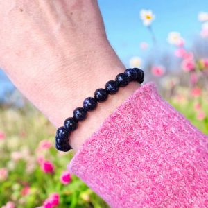 Elastische armband met blauwe goudsteen kralen