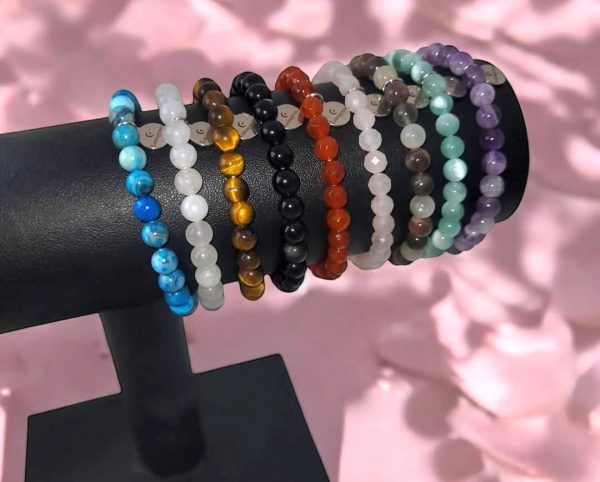 Elastische edelsteen armbanden op maat gemaakt met blue crazy agaat, witte jade, tijgeroog, regenboogobsidiaan, carneool, rozenkwarts, grijze maansteen, groene angeliet en amethist