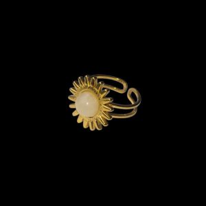 Goudkleurige stainless steel ring met zon en rozenkwarts cabochon