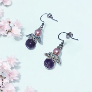 Oorbelhaakjes zilver met beschermengeltje van amethist en Swarovski parel