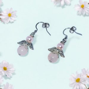 Oorbelhaakjes zilver met beschermengeltje van rozenkwarts en Swarovski parel