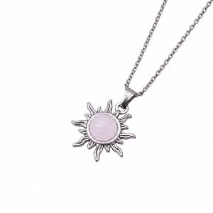Zilveren stainless steel ketting met een zon hanger met rozenkwarts steen.