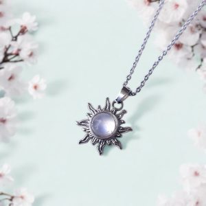 Zilveren stainless steel ketting met een zon hanger met regenboog maansteen.