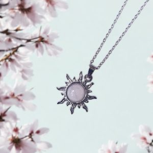 Zilveren stainless steel ketting met een zon hanger met rozenkwarts steen.