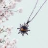 Zilveren stainless steel ketting met een zon hanger met tijgeroog steen.