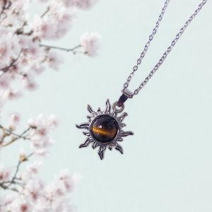 Zilveren stainless steel ketting met een zon hanger met tijgeroog steen.