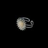 Zilverkleurige stainless steel ring met zon en rozenkwarts cabochon