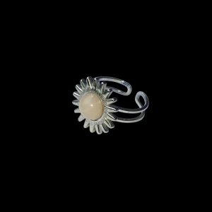 Zilverkleurige stainless steel ring met zon en rozenkwarts cabochon