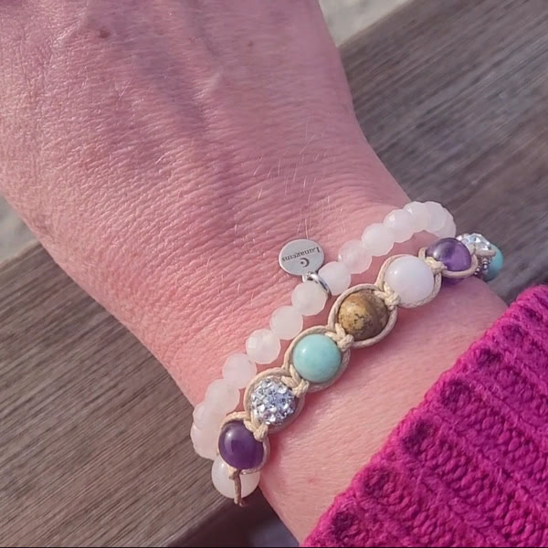 geknoopte armband van beige waxkoord met amethist, rozenkwarts, jaspis, amazoniet en witte rhinestone kralen en elastische armband rozenkwarts