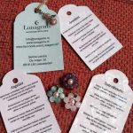 Klantfoto bloemhangers met amethist, groene angeliet en rozenkwarts + Swarovski parel en kaartjes met werking van de steensoorten