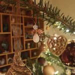 Klantfoto gouden kerstengel gemaakt van witte jade en Swarovski kraal in kerstboom.