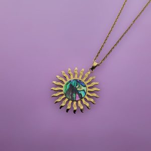 Goudkleurige stainless steel ketting met zonhanger en abaoneschelp