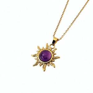 Gouden stainless steel ketting met een zon hanger met amethist steen.