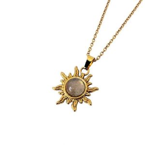 Gouden stainless steel ketting met een zon hanger met labradoriet steen.