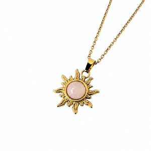 Gouden stainless steel ketting met een zon hanger met rozenkwarts steen.