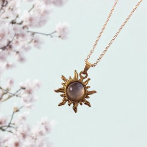 Gouden stainless steel ketting met een zon hanger met labradoriet steen.