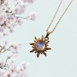 Gouden stainless steel ketting met een zon hanger met regenboogmaansteen.