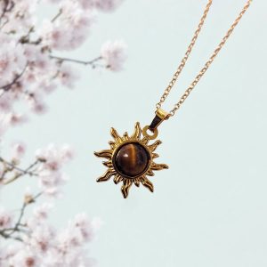 Gouden stainless steel ketting met een zon hanger met tijgeroog steen.