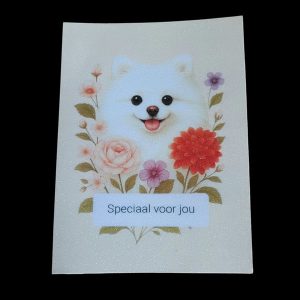 Kaartje met wit fluffy hondje en bloemen