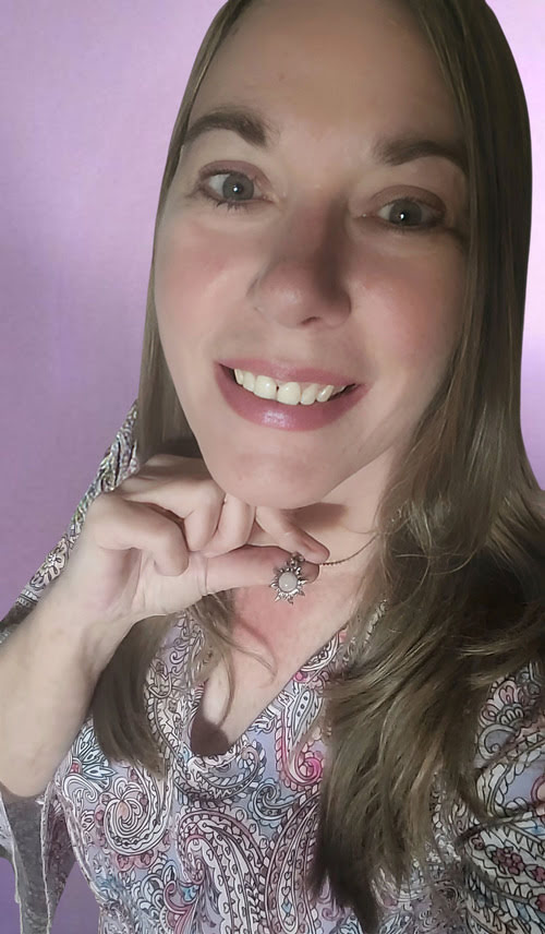 Selma Leistra met stainless steel rozenkwarts zon ketting