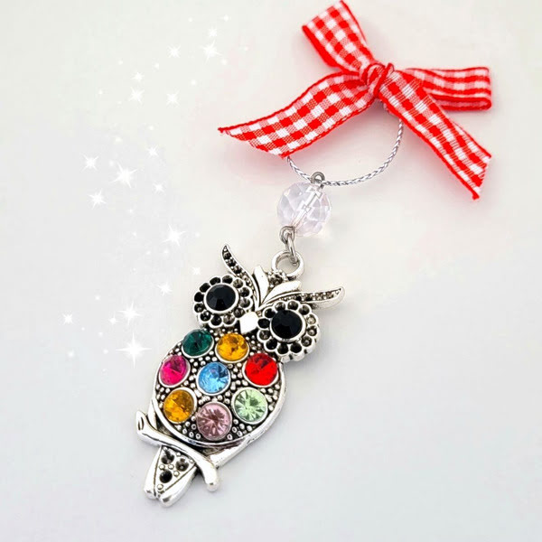 Kerstboom hanger met uil en gekleurde steentjes en rood-wit geruit strikje.