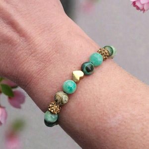 Geknoopte armband met groene edelsteen kralen, rhinestone en gouden rvs hartje