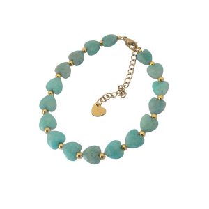 Een armband met amazoniet hartjes en kleine goudkleurige kraaltjes en goudkleurig verlengkettinkje
