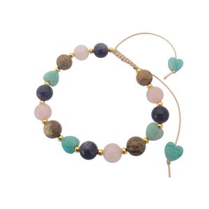 Geknoopte armband van beige waxkoord met amazoniet hartjes, japis, rozenkwarts en amethist kralen en kleine goudkleurige kraaltjes