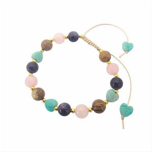 Geknoopte armband van beige waxkoord met amazoniet hartjes, japis, rozenkwarts en amethist kralen en kleine goudkleurige kraaltjes.
