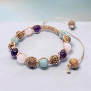 Geknoopte armband van beige waxkoord en amethist, rozenkwarts, jaspis, amazoniet en strass kralen