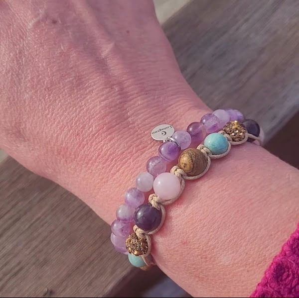 geknoopte armband van beige waxkoord met amethist, rozenkwarts, jaspis, amazoniet en goudkleurige rhinestone kralen en elastische armband amethist