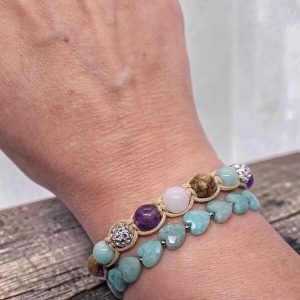 Set van twee handgemaakte armbanden met amazoniet hartjes, amethist, rozenkwarts, jaspis en witte strasskralen.