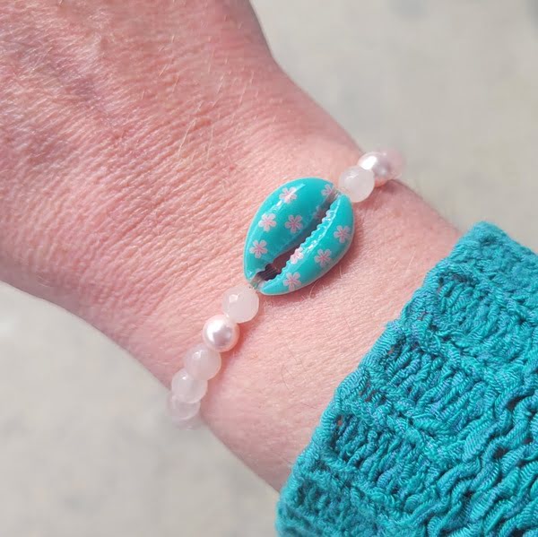 Elastische armband rozenkwarts met handgeschilderde schelp - Afbeelding 2