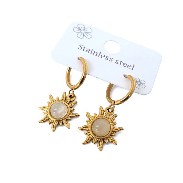 Goudkleurige stainless steel oorbelringen met zonnetje en rozenkwarts steentje